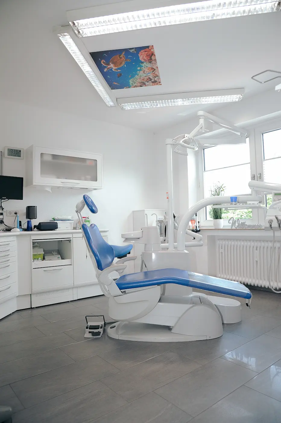Behandlungsstuhl in einem Behandlungszimmer der Zahnarztpraxis Dr. Dornbusch in Bottrop