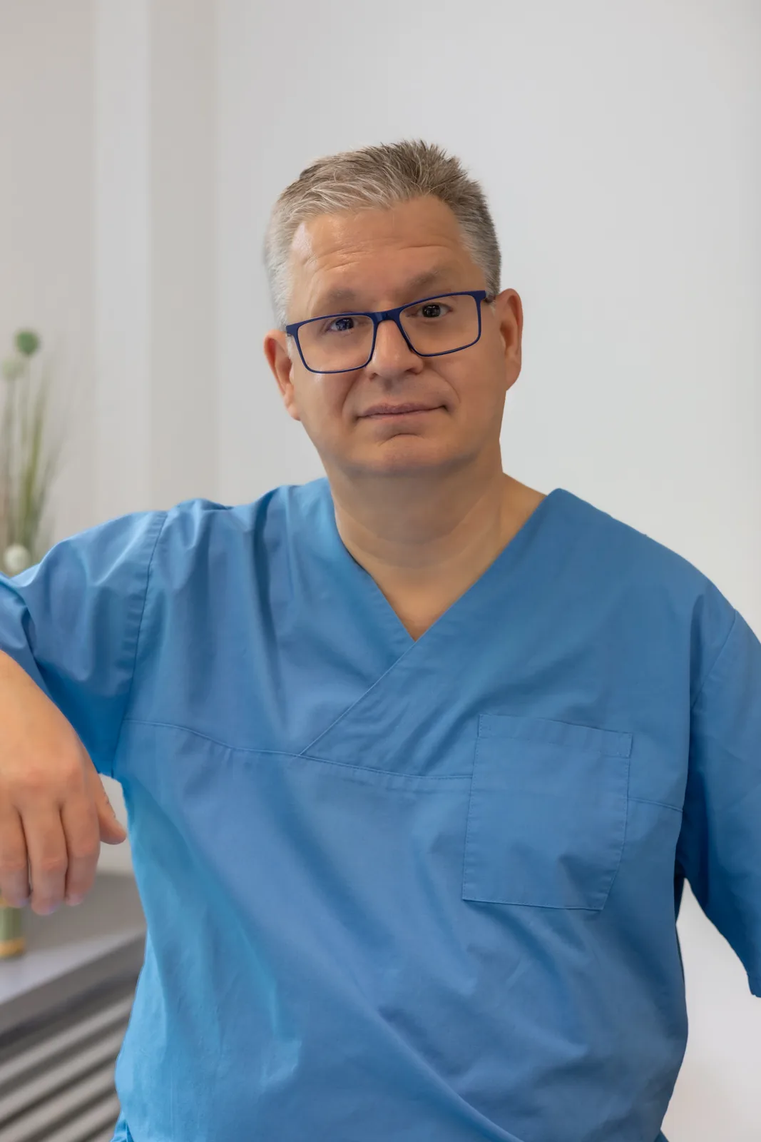 weiblicher-patient-zahnarzt-bei-wurzelspitzenresektion