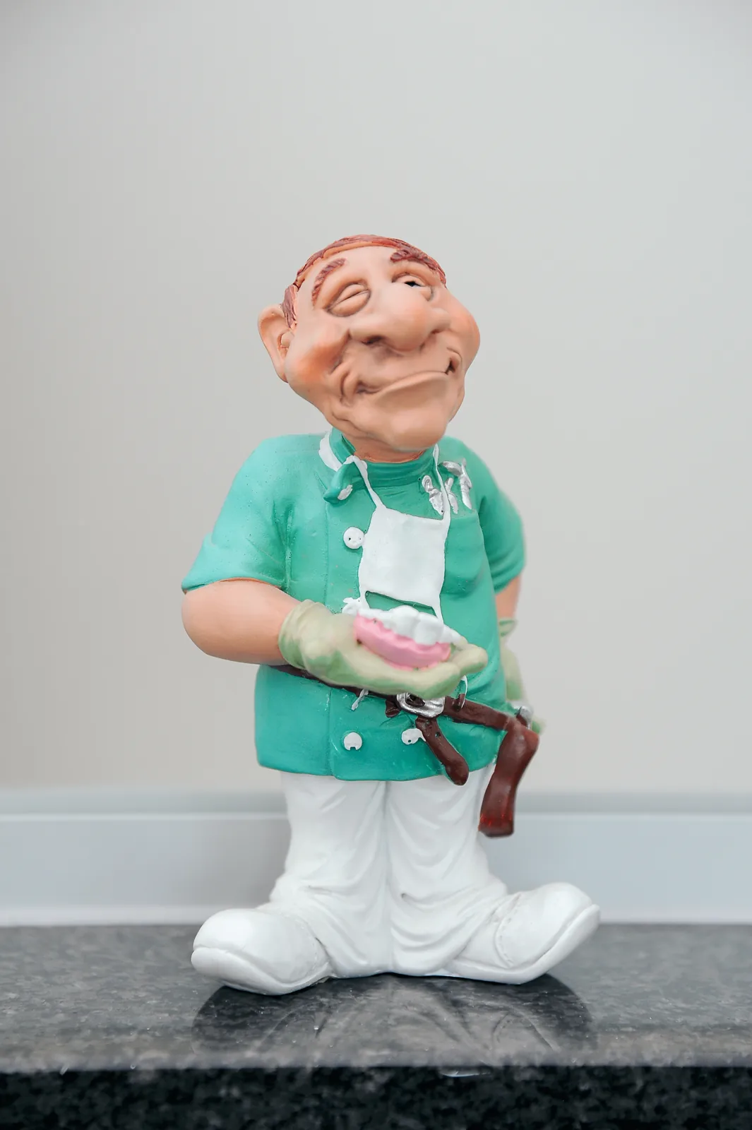 Zahnarzt-Figur am Empfang der Praxis Dr. Dornbusch
