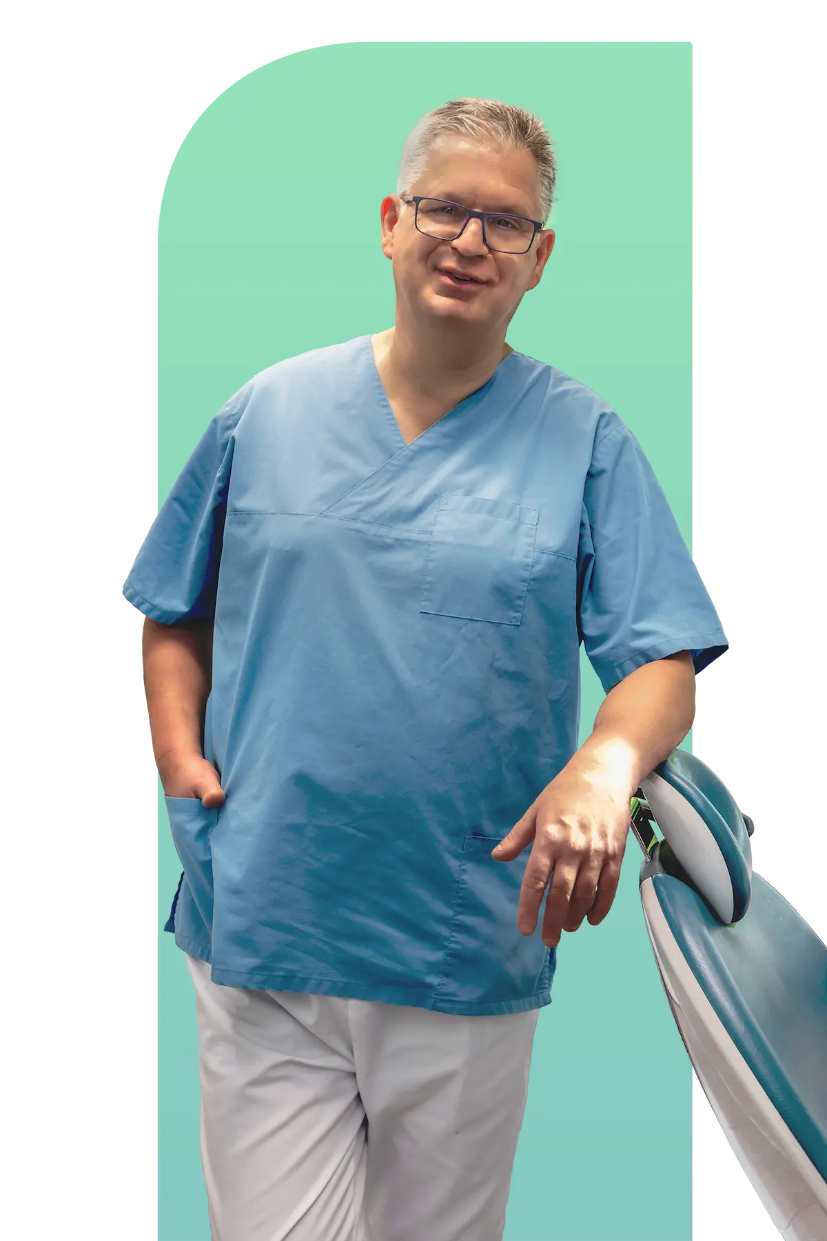 Dr. Stephan Dornbusch, Zahnarzt in Bottrop, steht lächelnd in seiner Praxis