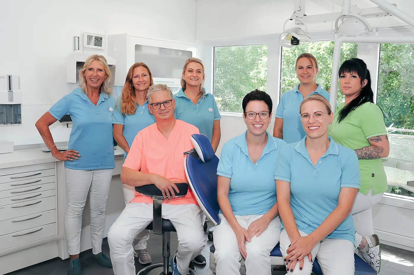 Das komplette Team der Zahnarztpraxis Dr. Dornbusch in Bottrop: Empfang, Dentalhygienikerin, Prophylaxe, ZFA, ZMF und Dr. Dornbusch